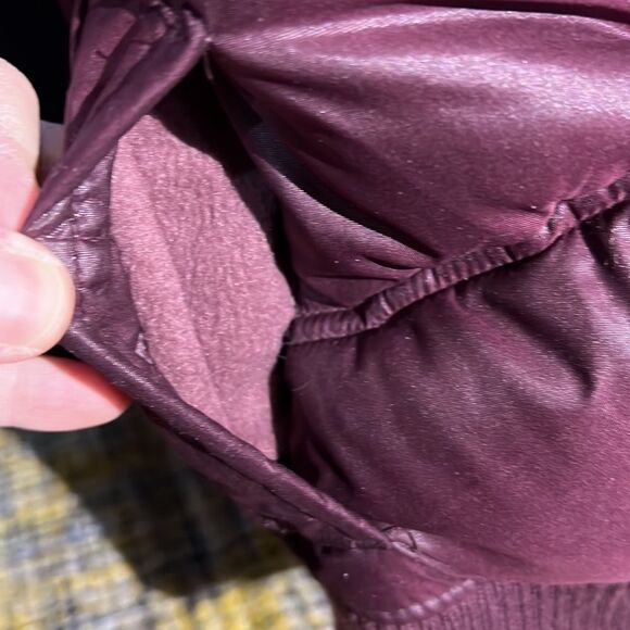 Classic Burgundy Puffer Vest from Gap - Size Medium - Picture 7 of 11